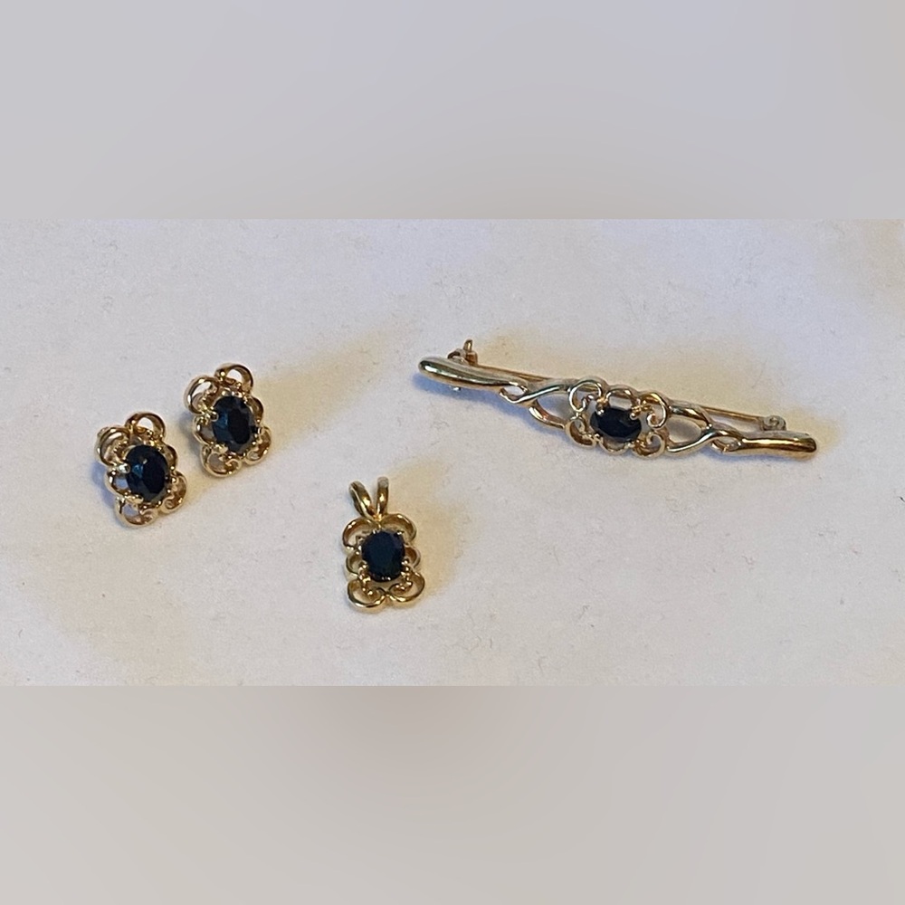 Vintage Onyx Gold Tone Costume Jewelry Necklace Earrings Brooch Set